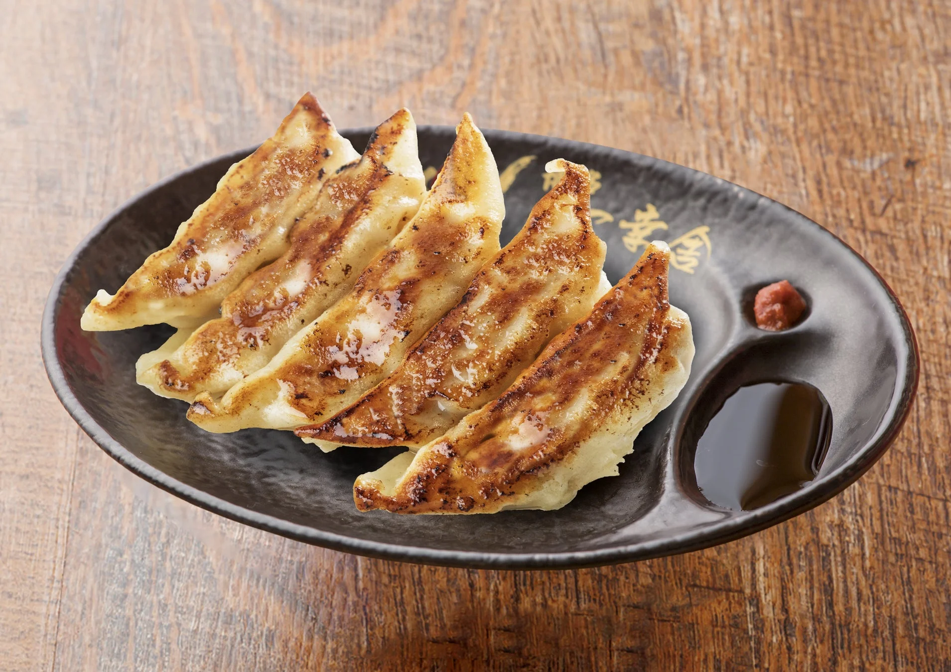 こんがりと焼き色のついた博多一口餃子