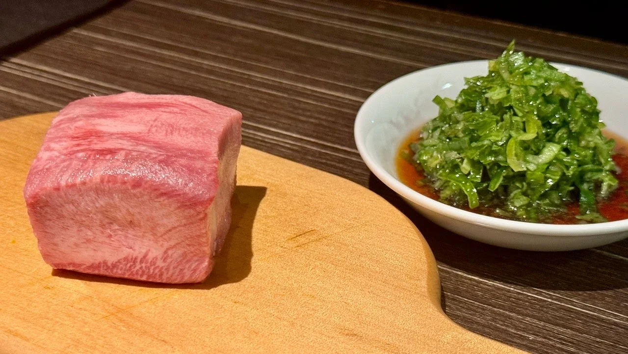 厚切りの生牛タンと刻みネギ