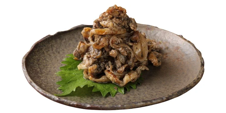 茶色い小ぶりの具材が山盛りに盛られた和え物か煮物