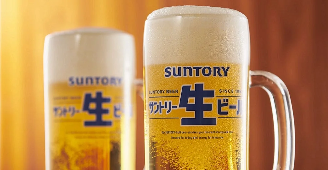 「SUNTORY 生ビール」のロゴが入ったジョッキ