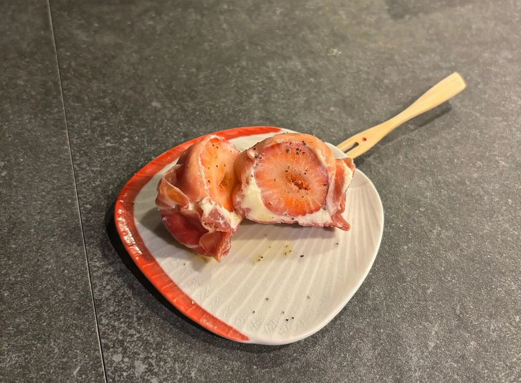 生ハムとクリームチーズで包まれたいちご