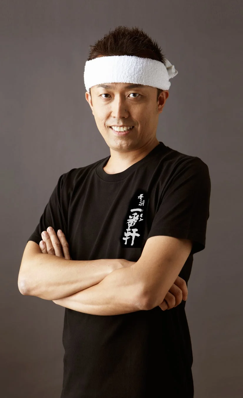 白い鉢巻と黒いTシャツを着用した日本人男性