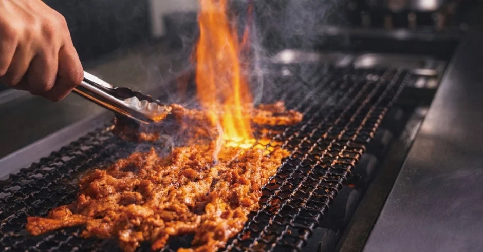 直火で焼かれる肉