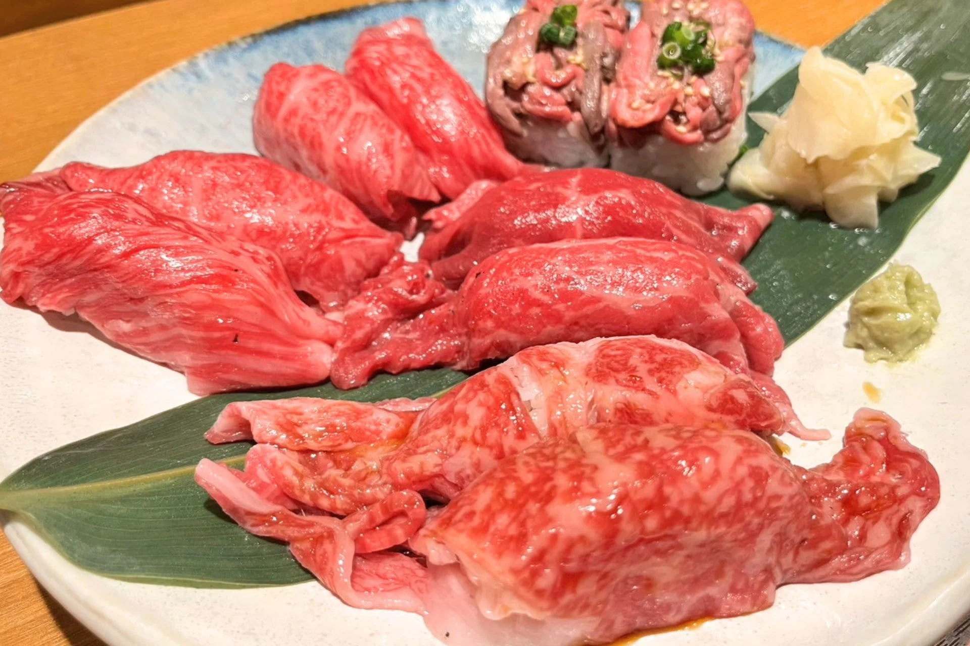 霜降りの美しい和牛の様々な部位と、肉寿司が盛り付けられた一皿