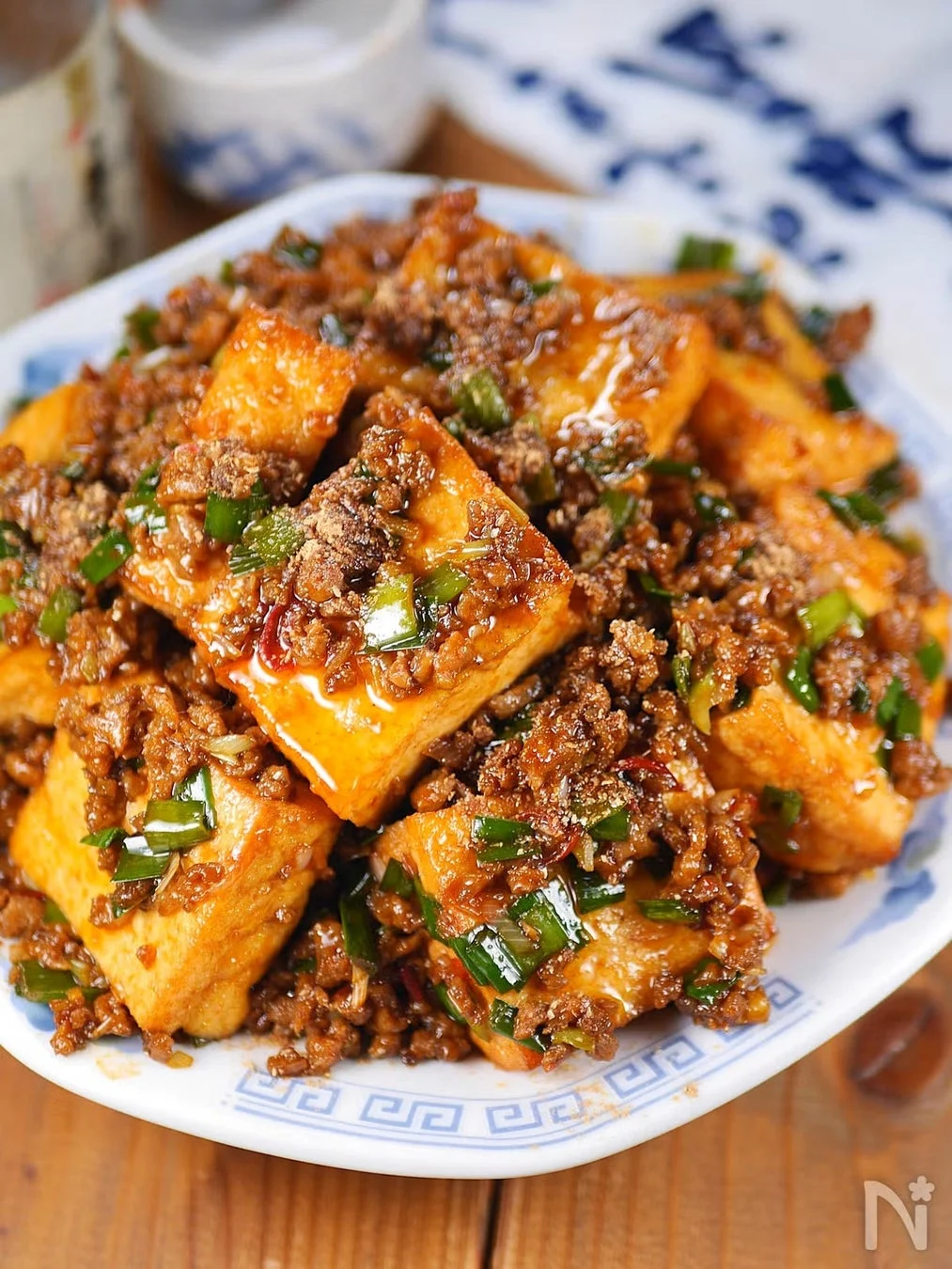 揚げた豆腐に甘辛い肉味噌あんがたっぷりかかり、刻みネギが散らされた食欲をそそる一皿です。中華風の味付けでご飯が進みそうです。