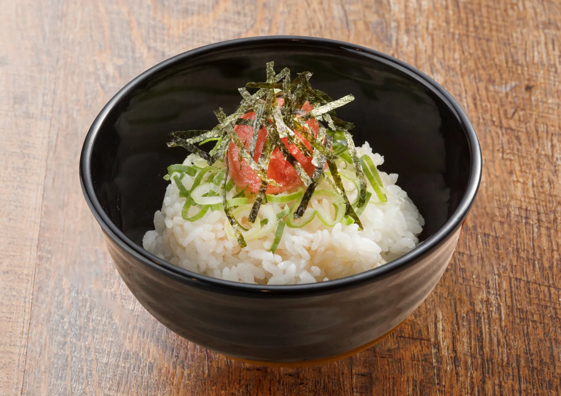 明太子、刻みねぎ、刻み海苔がトッピングされたご飯