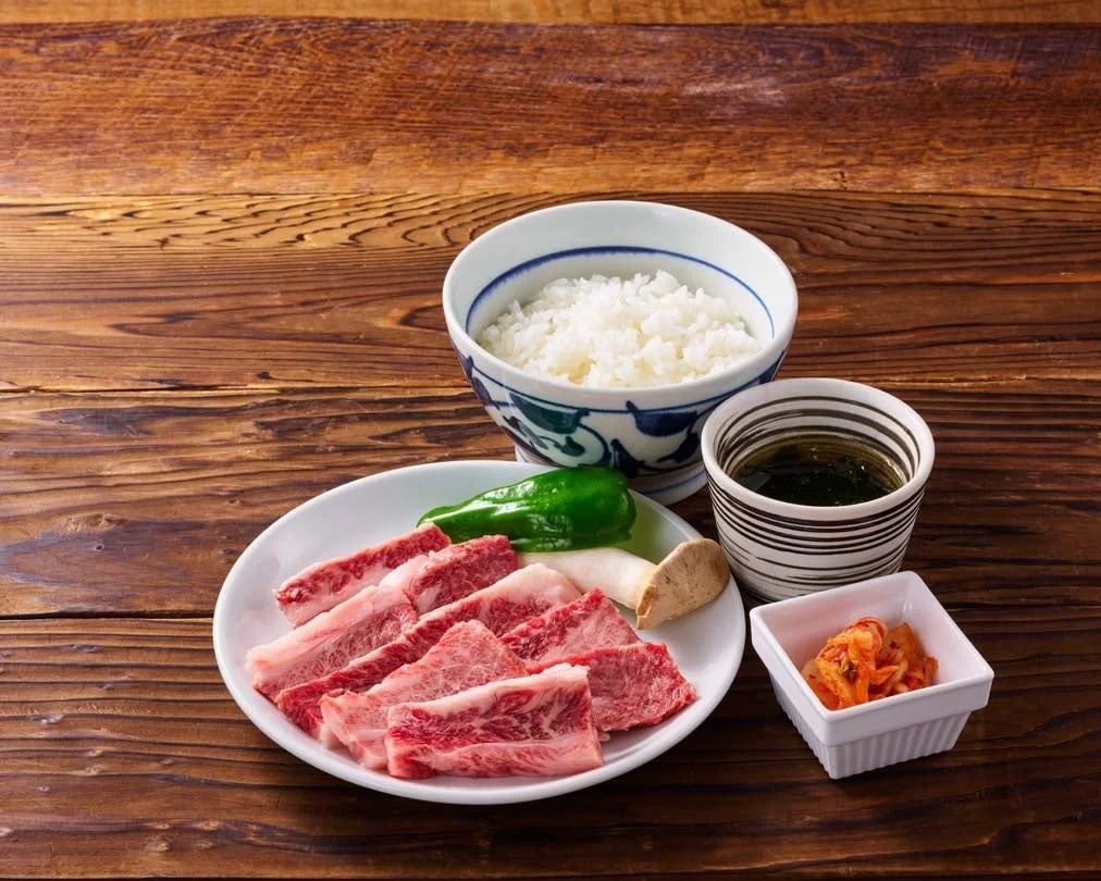 霜降りの生肉の盛り合わせ