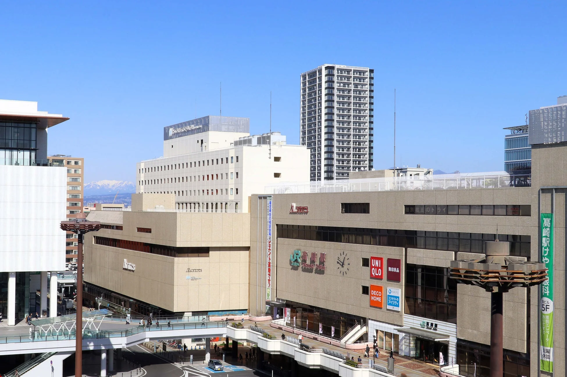 晴れた日に高崎駅ビルとその周辺を捉えた都市の風景