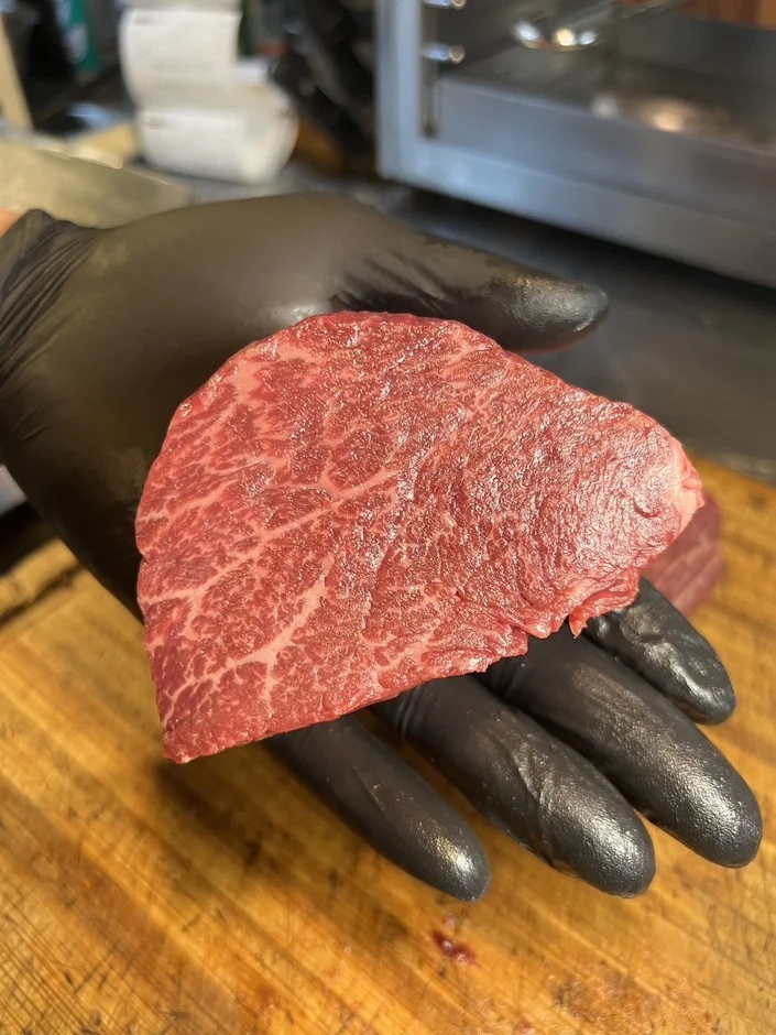 美しい霜降りの生肉の塊