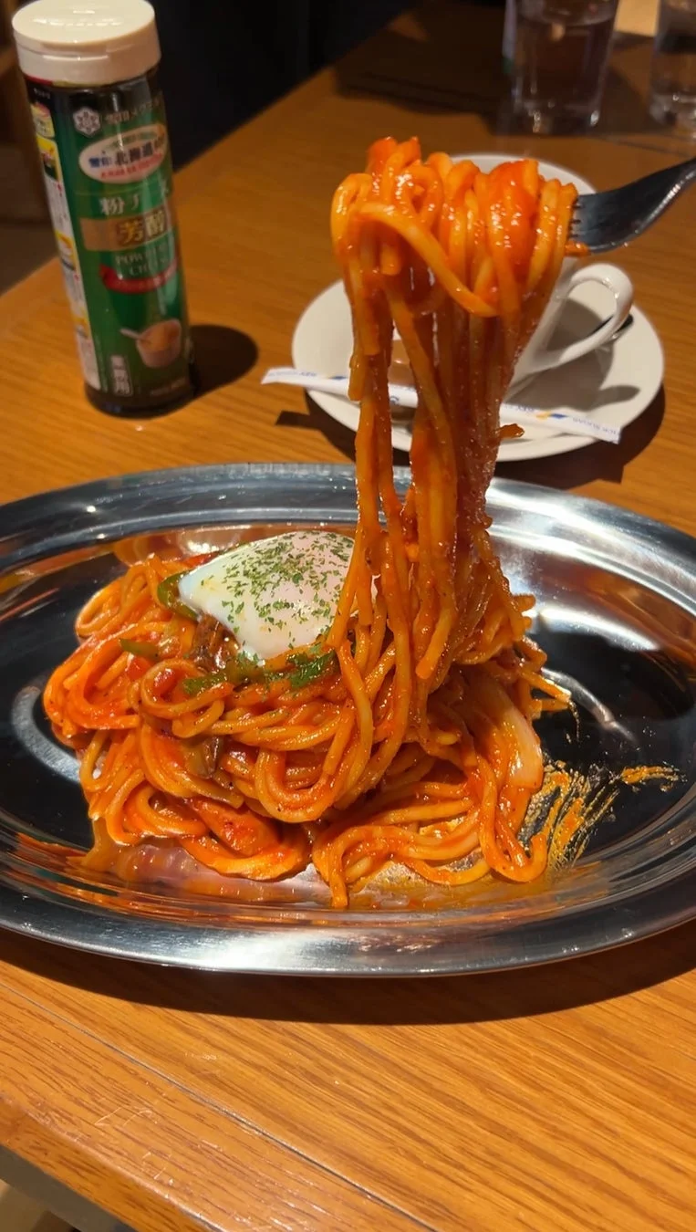ナポリタンと温玉、粉チーズ