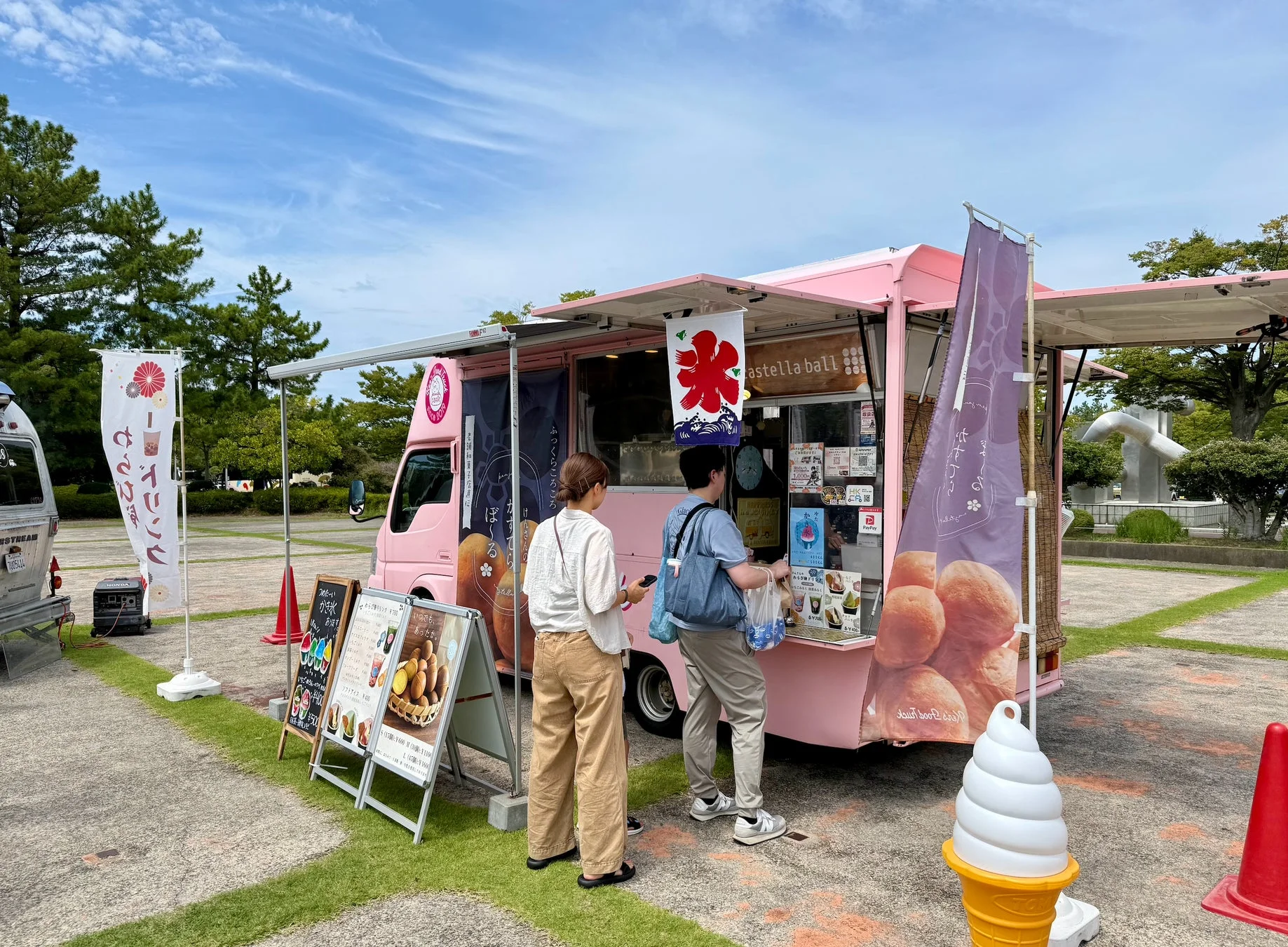 屋外エリアのキッチンカー