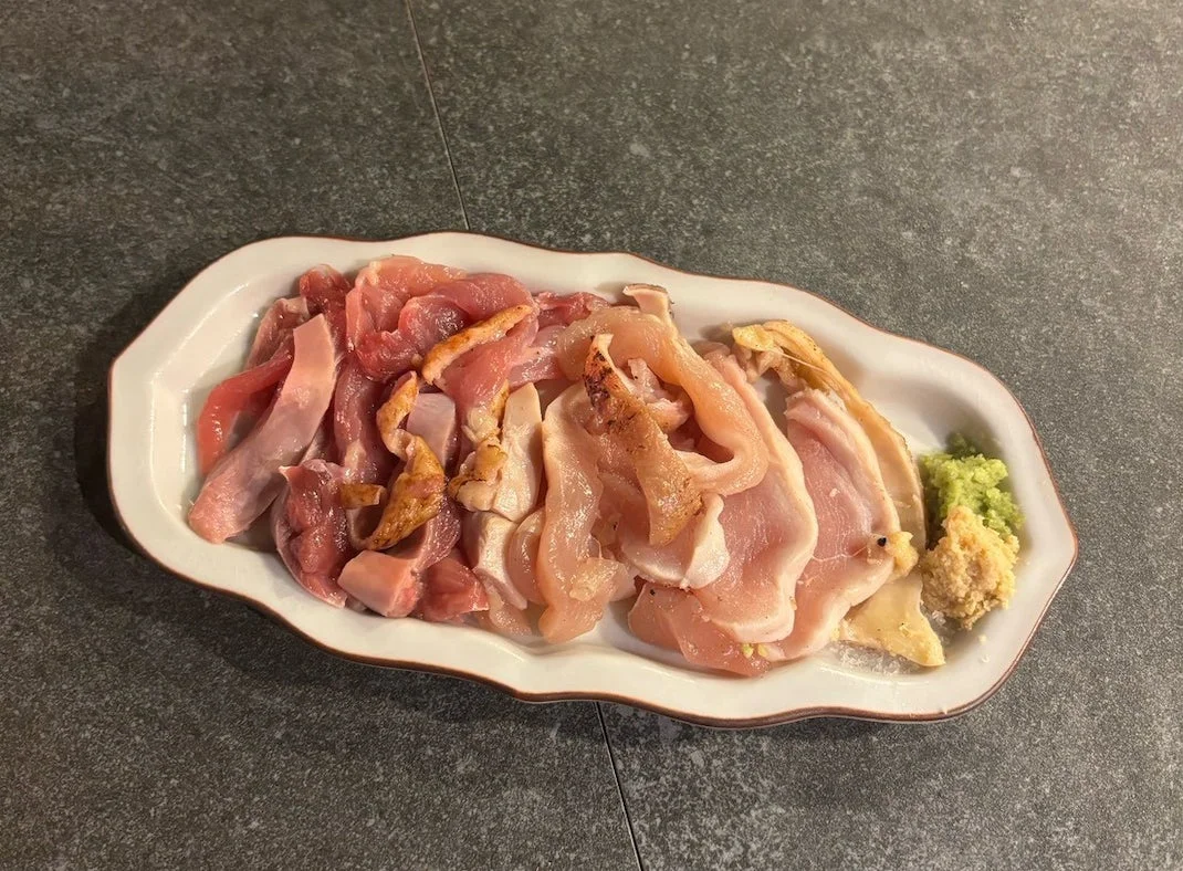 新鮮な鶏肉の盛り合わせ