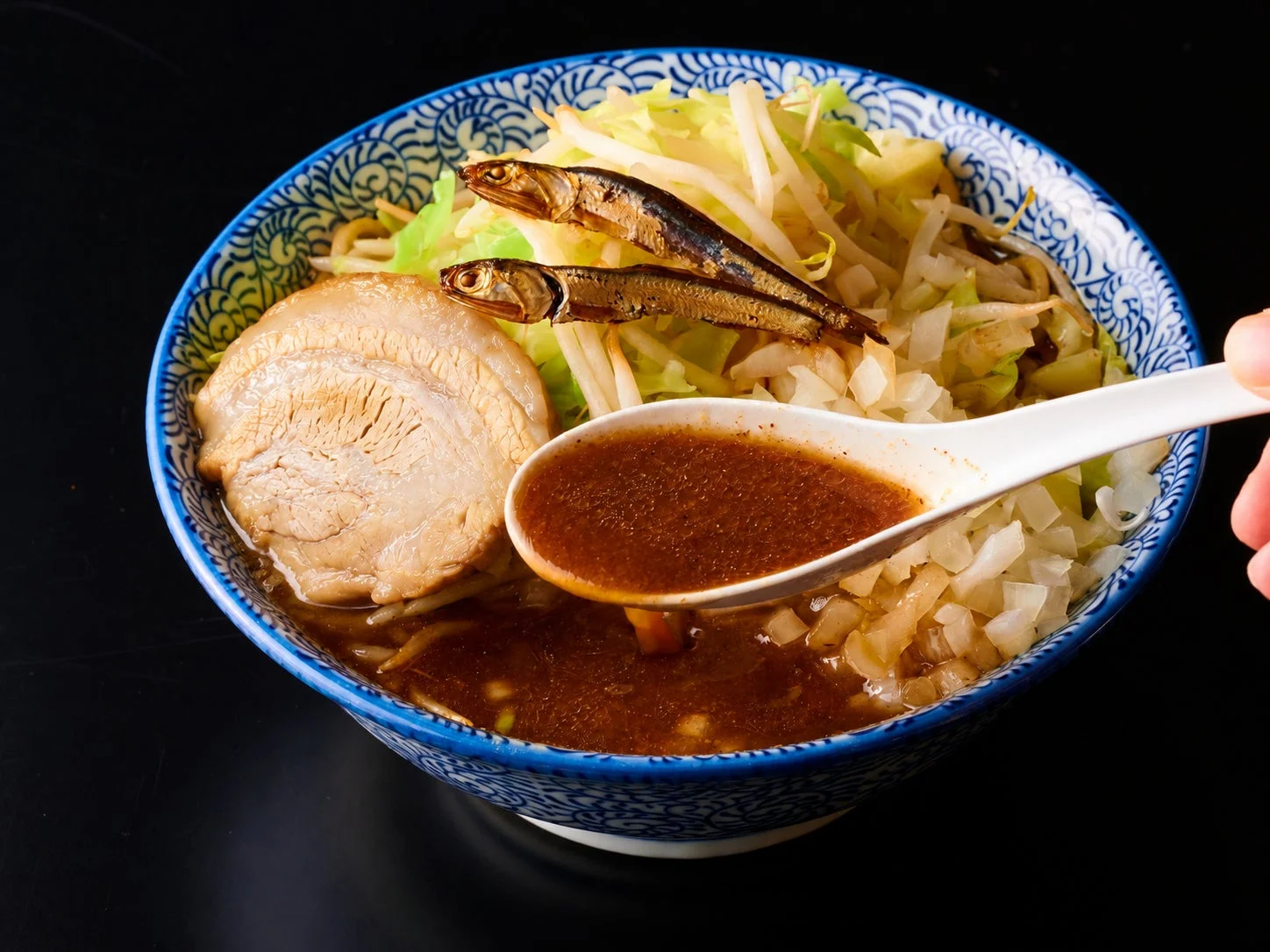 ニボ田田をレンゲですくう