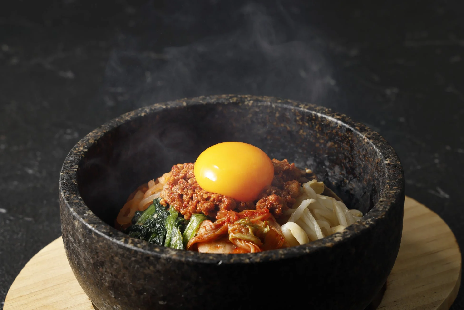 湯気が立ち上る石焼きビビンバ