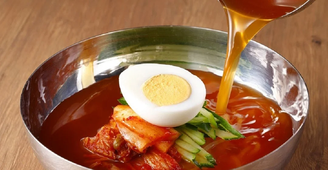 冷たいスープが注がれている冷麺