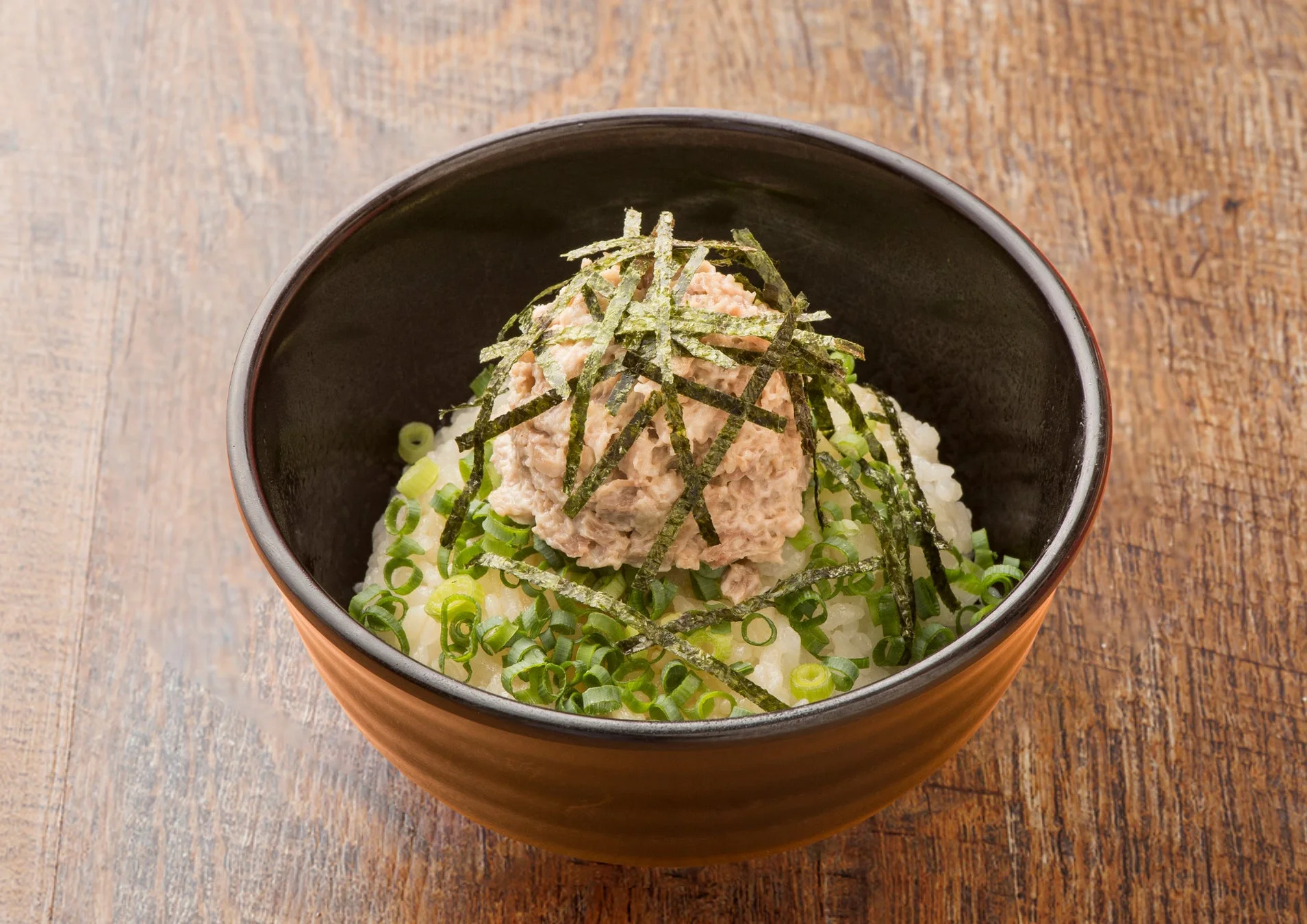 ツナ、細かく刻まれたネギ、そして千切り海苔が盛り付けられたご飯