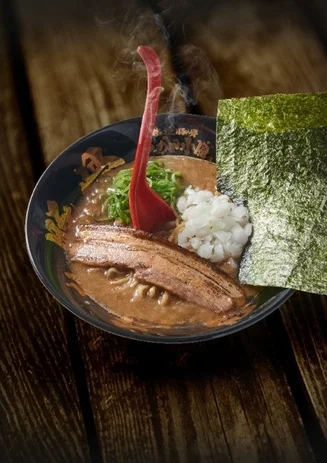 熱々の濃厚豚骨ラーメン