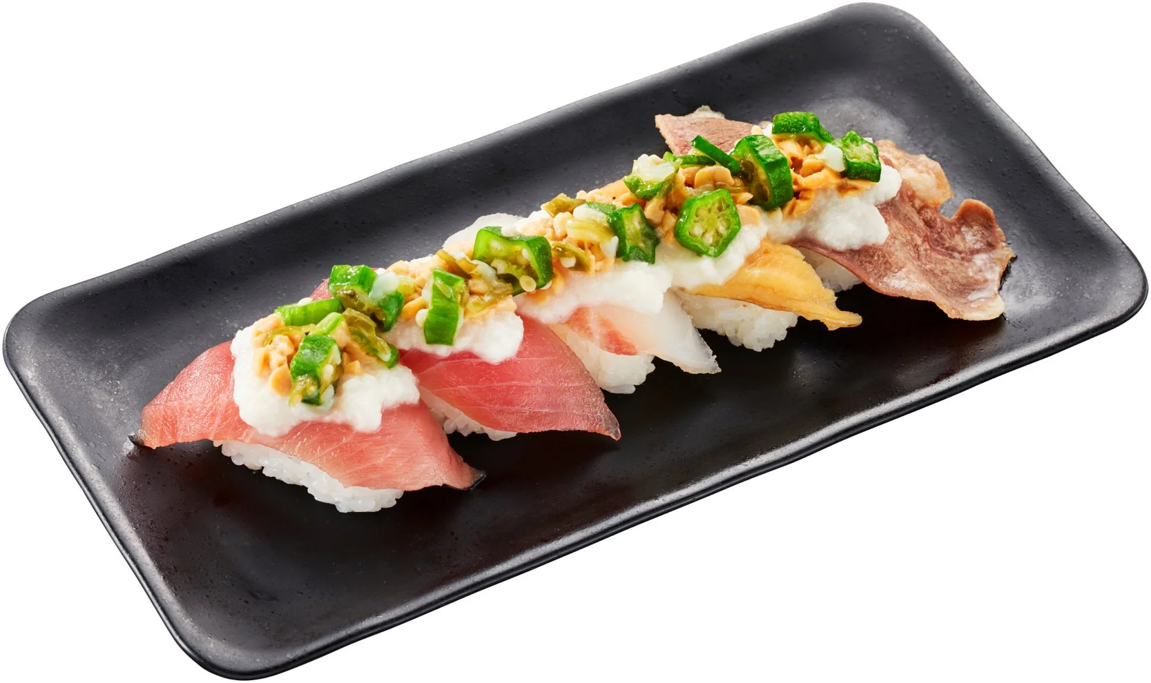 マグロや白身魚、肉などの握り寿司が盛り付けられています。とろろ、納豆、オクラがトッピングされ、和風の創作寿司といった趣です