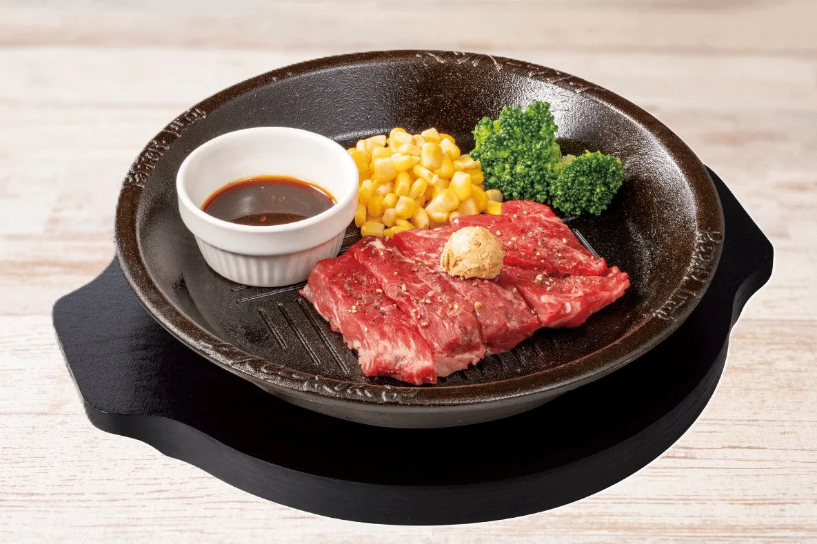 鉄板に盛られたステーキのアップ