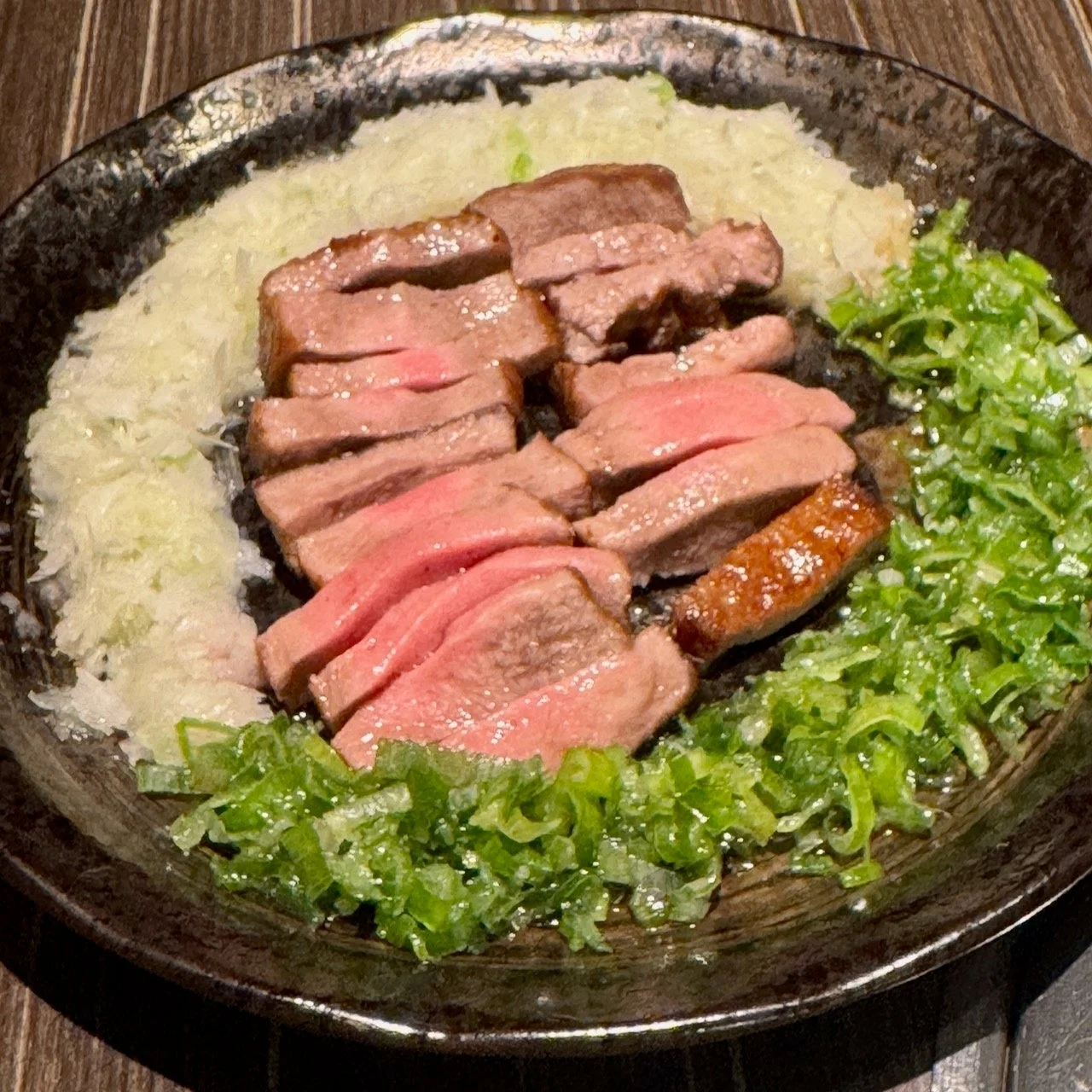 焼き加減が絶妙な牛肉のスライスと大根おろし、ネギ
