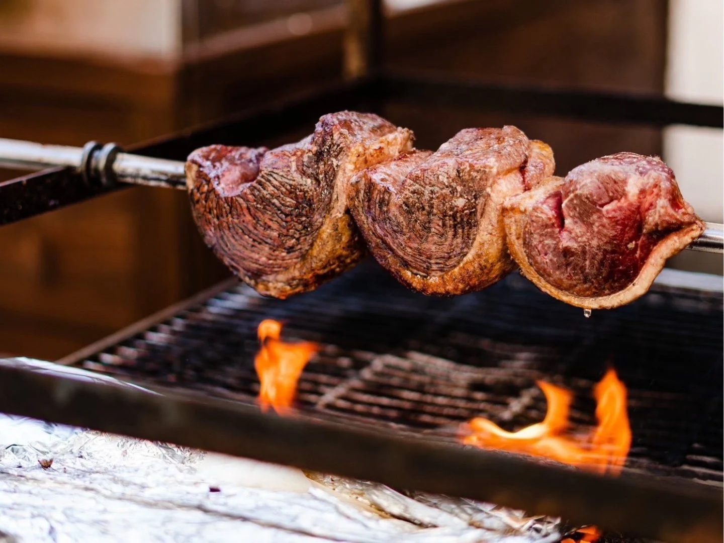 グリルで焼かれる肉