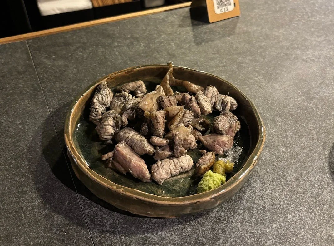 炭火で焼かれた鶏の内臓肉