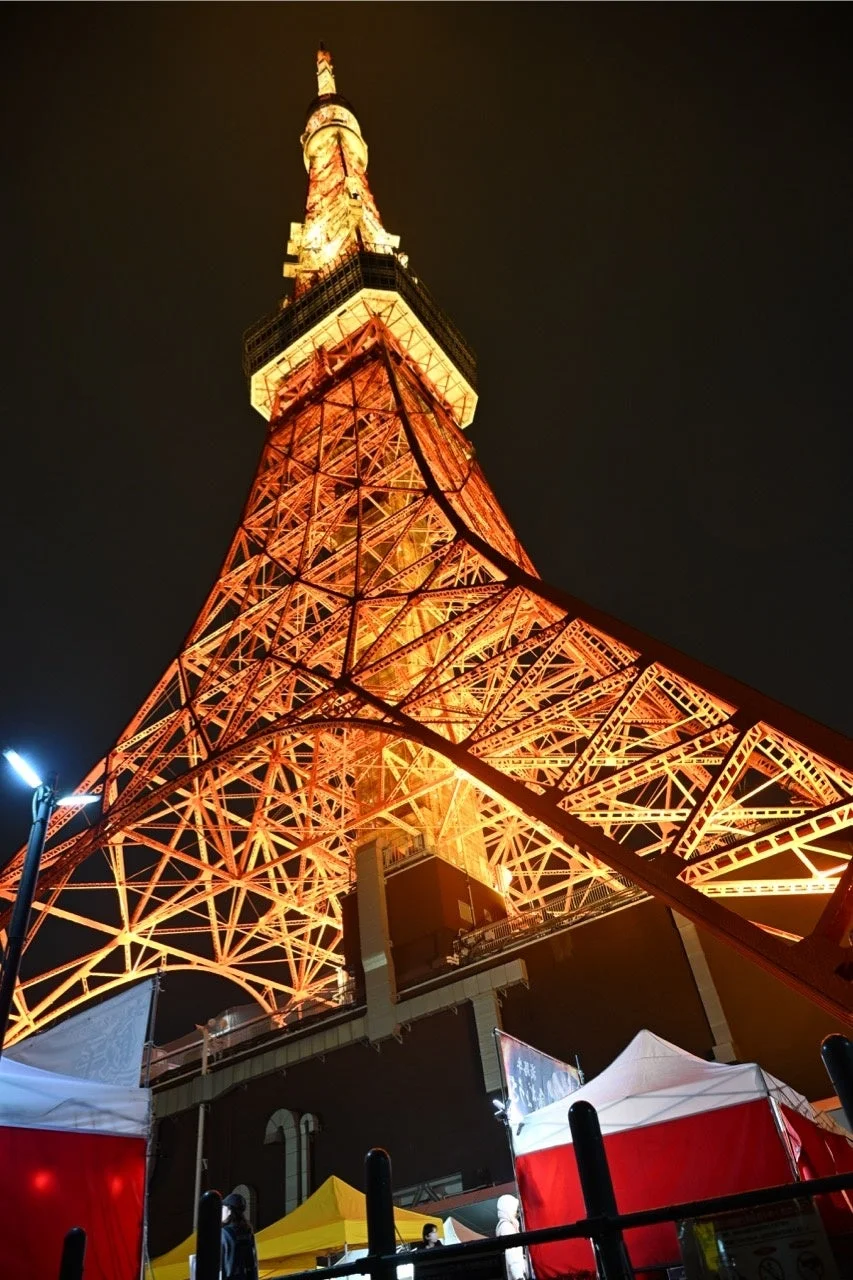 夜の東京タワーと屋台