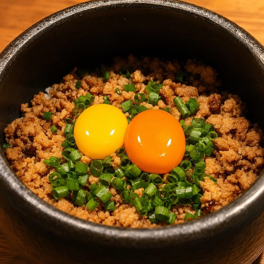黒い器に盛られた、そぼろご飯のアップです