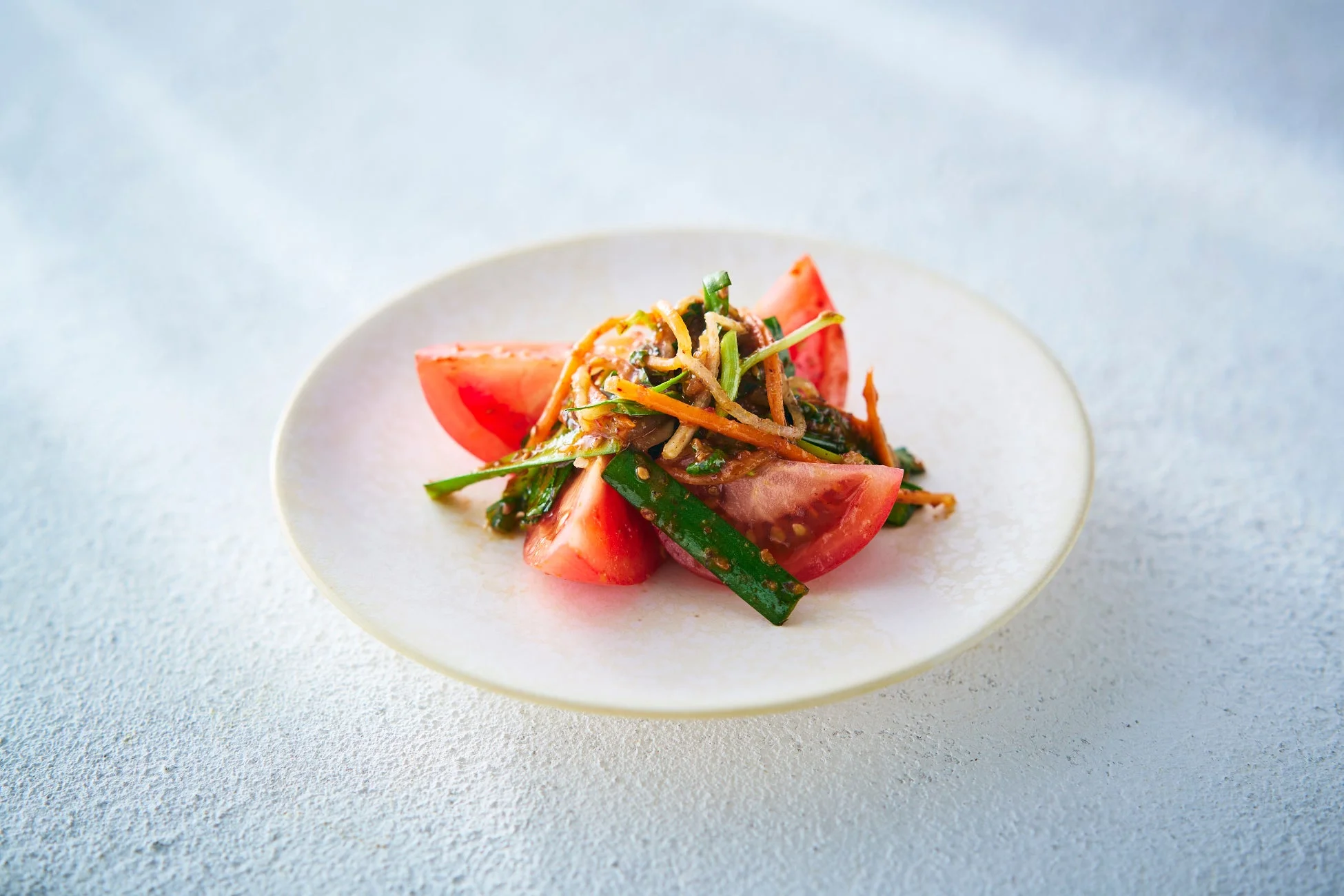トマトと細切り野菜の和え物