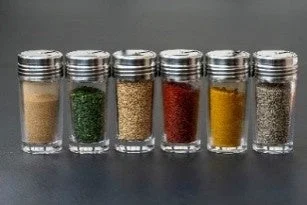 様々な種類の粉末状スパイス