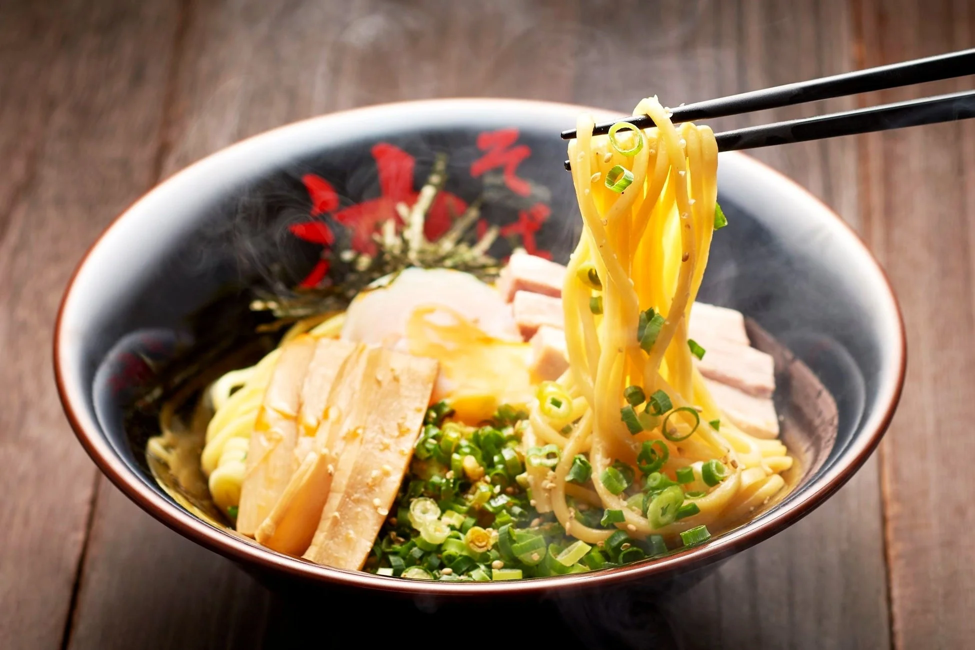 ラーメン つけ麺 麺 日本食 中華料理 箸 湯気 熱々 具だくさん チャーシュー メンマ ネギ 卵 ごま 海苔 食事 グルメ