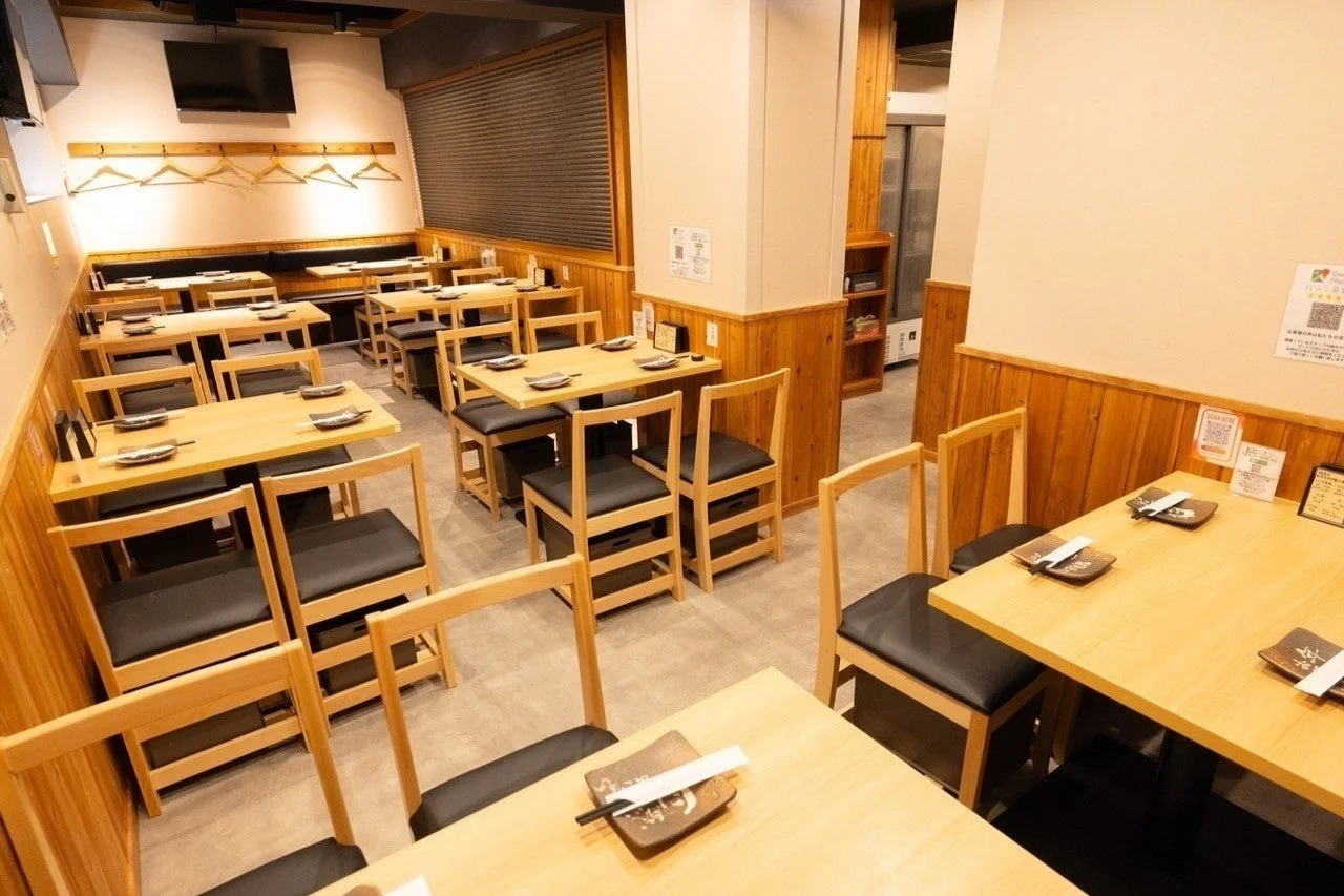 木製家具が並ぶ清潔感のある店内