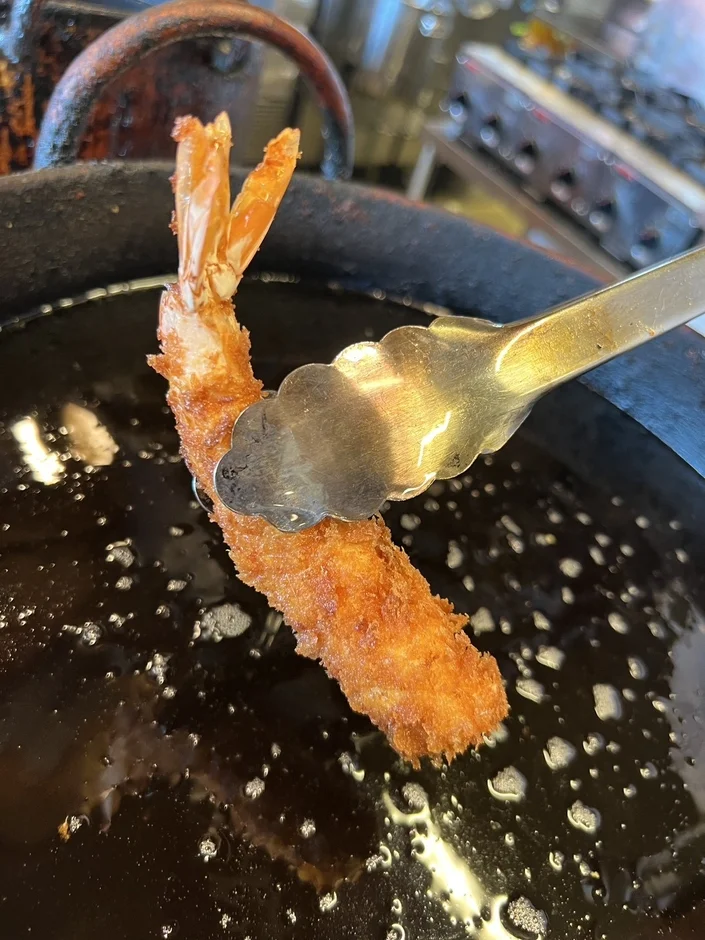 銅鍋で揚げるエビフライ