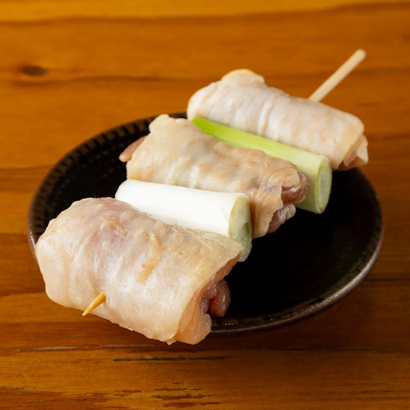 生の鶏皮巻き串