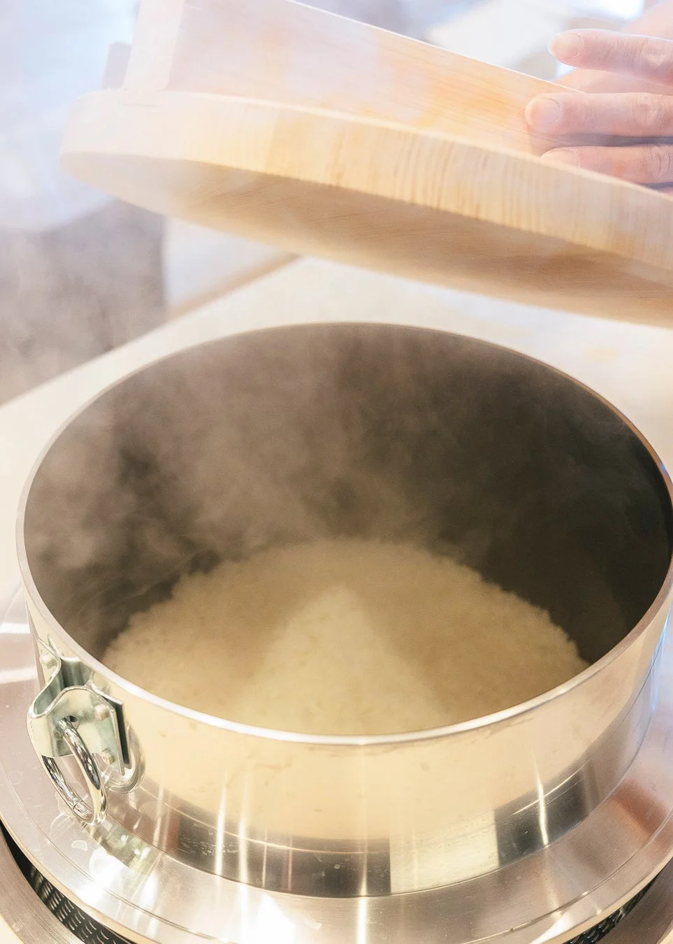 釜から湯気が立ち上る炊きたてのごはん