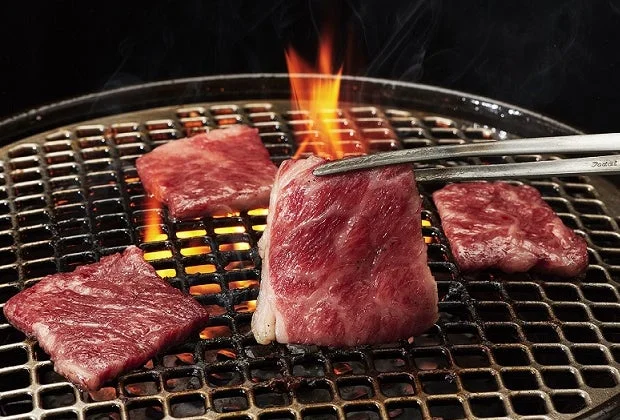 炭火で焼かれる牛肉