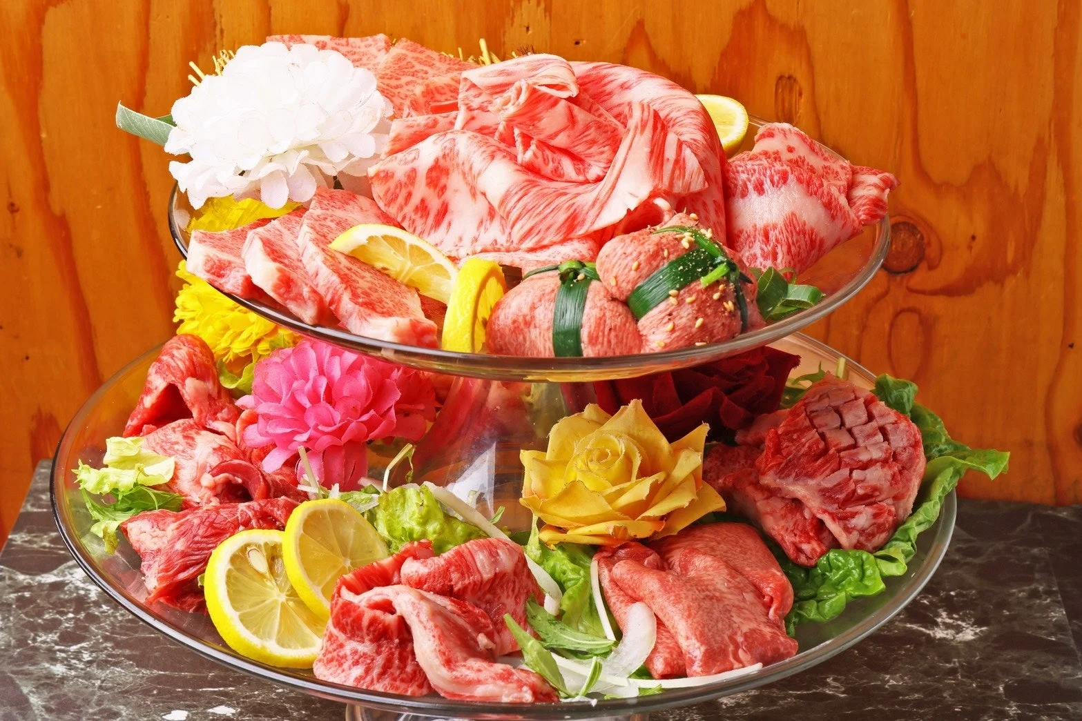豪華な2段盛り肉プレート