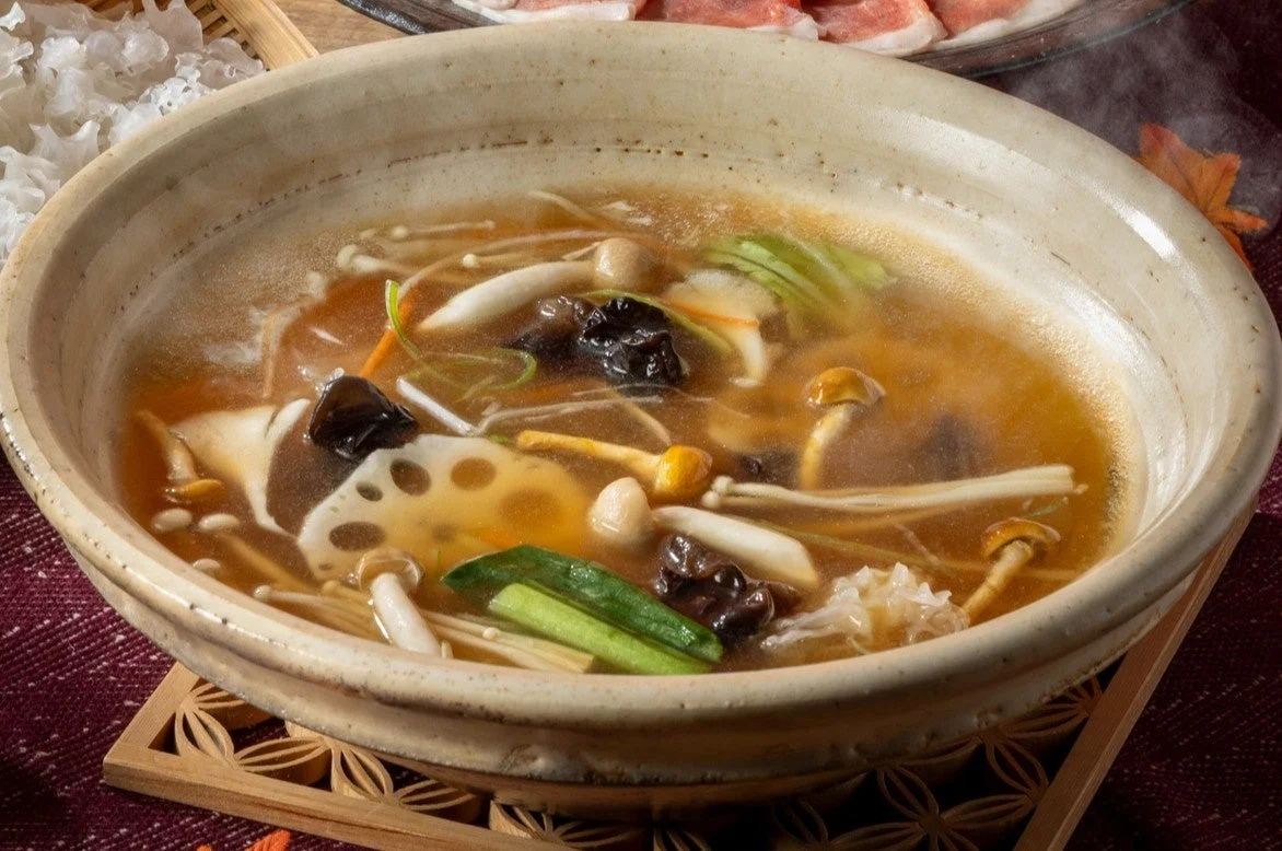 きのこや蓮根が入った鍋料理