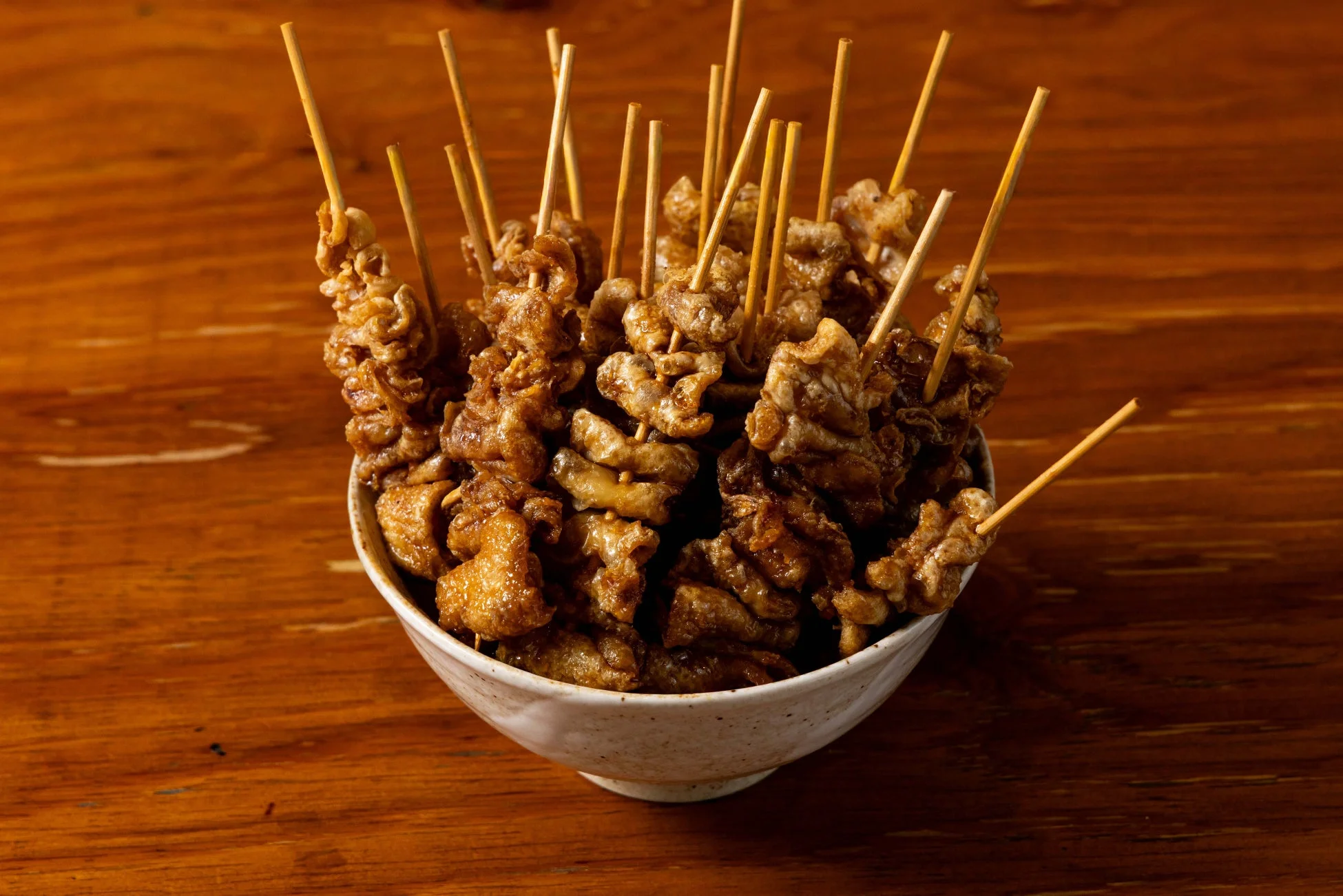 山盛りの鶏皮串