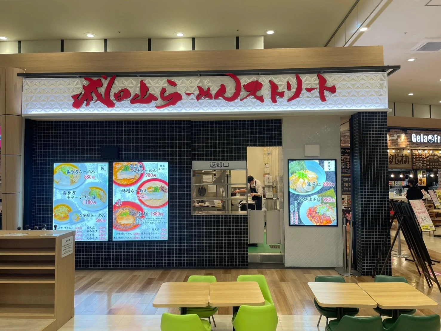 フードコート内のメニューと客席