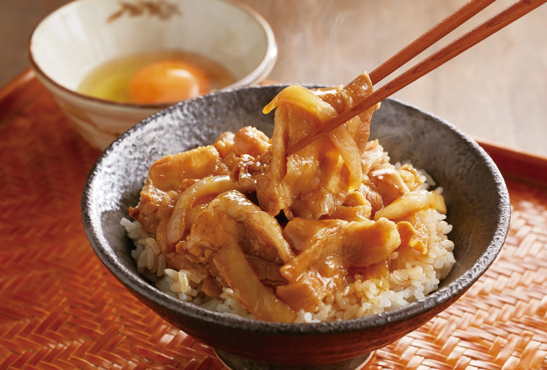 調理済み豚丼と生卵
