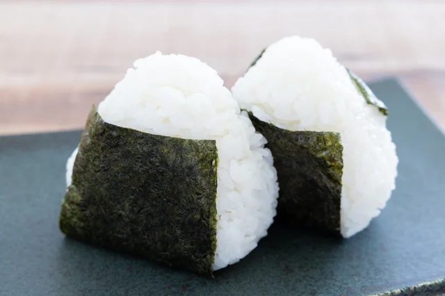 海苔巻きおにぎり2個