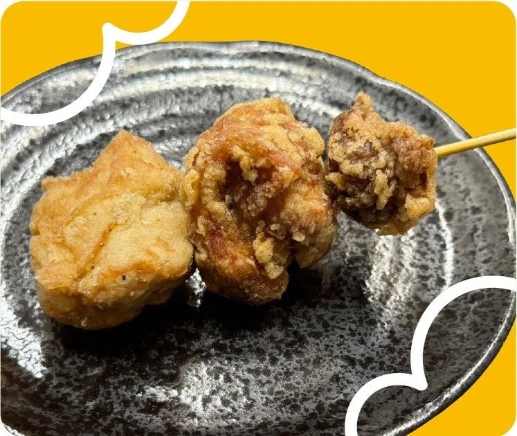 黒い皿に3つの揚げ物が盛り付けられている