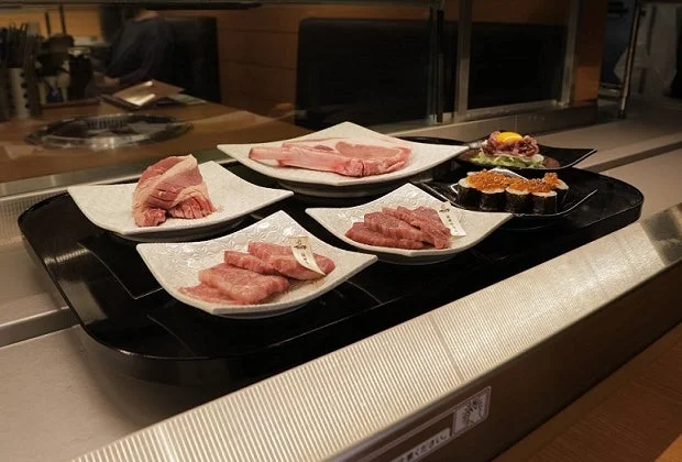 特急レーンで運ばれてくる寿司と焼肉