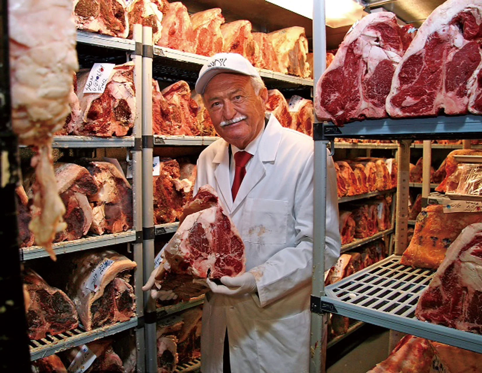 熟成肉が並ぶ肉貯蔵庫