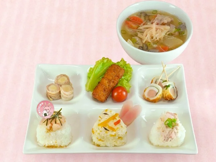イワシカちゃんおすすめ！3種のわくわくおにぎり＆とん汁プレート
