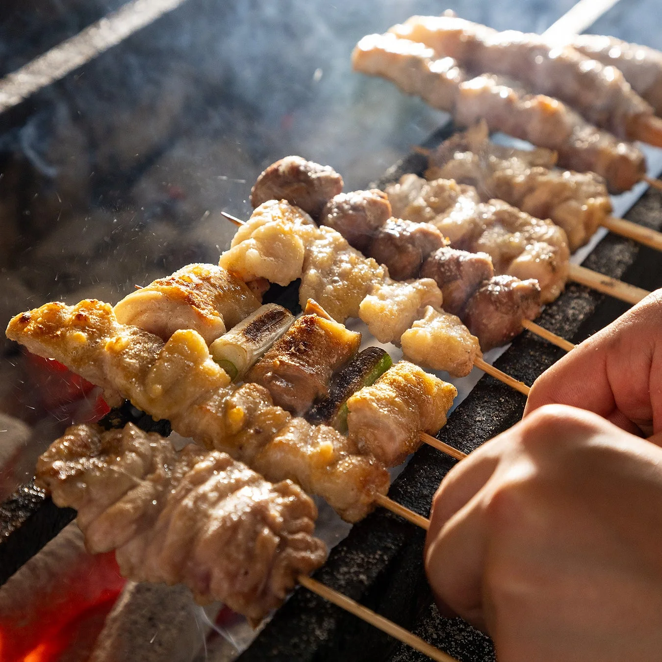 焼き鳥を焼いている様子