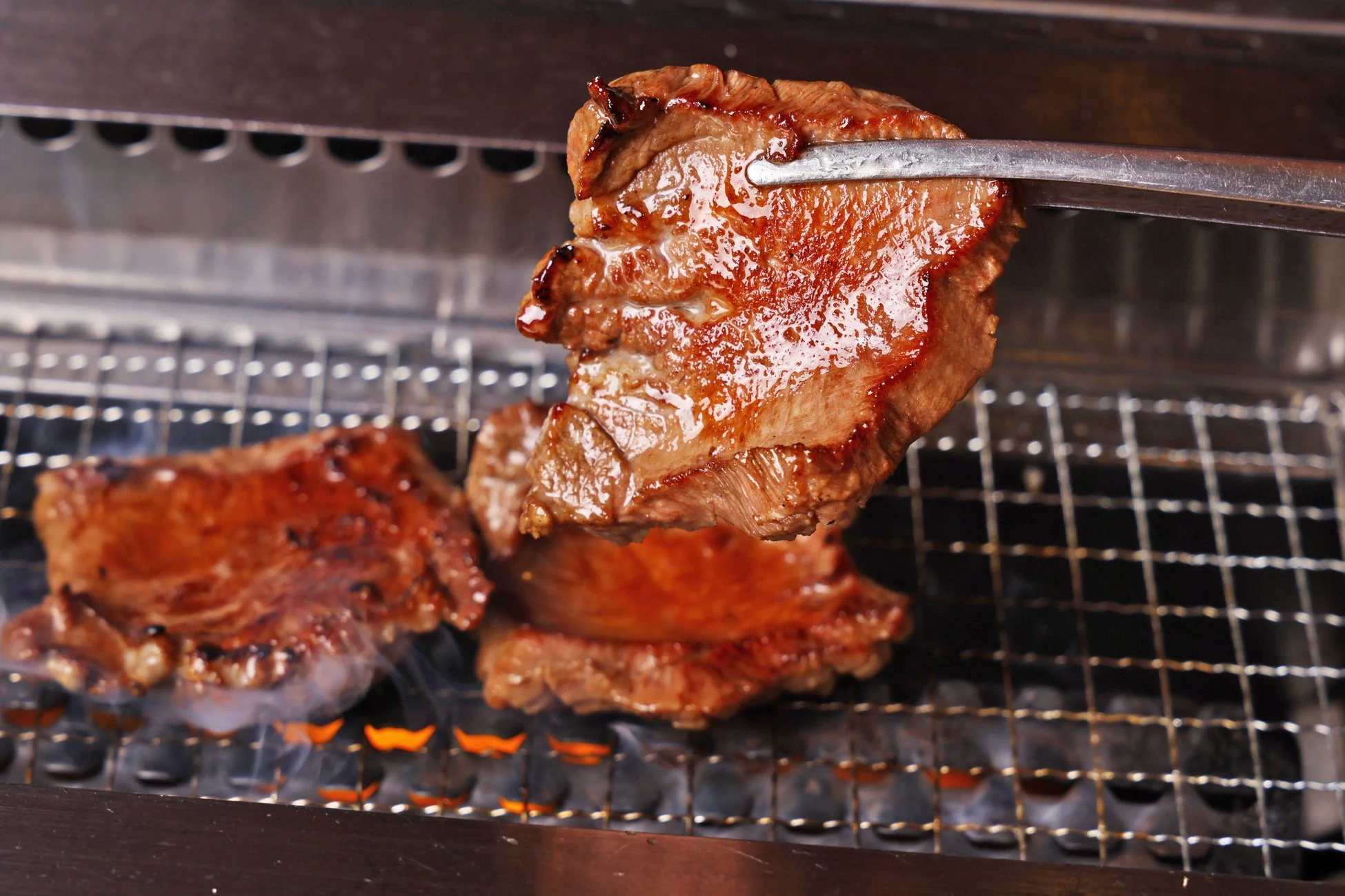 焼肉グリルで肉を焼く様子