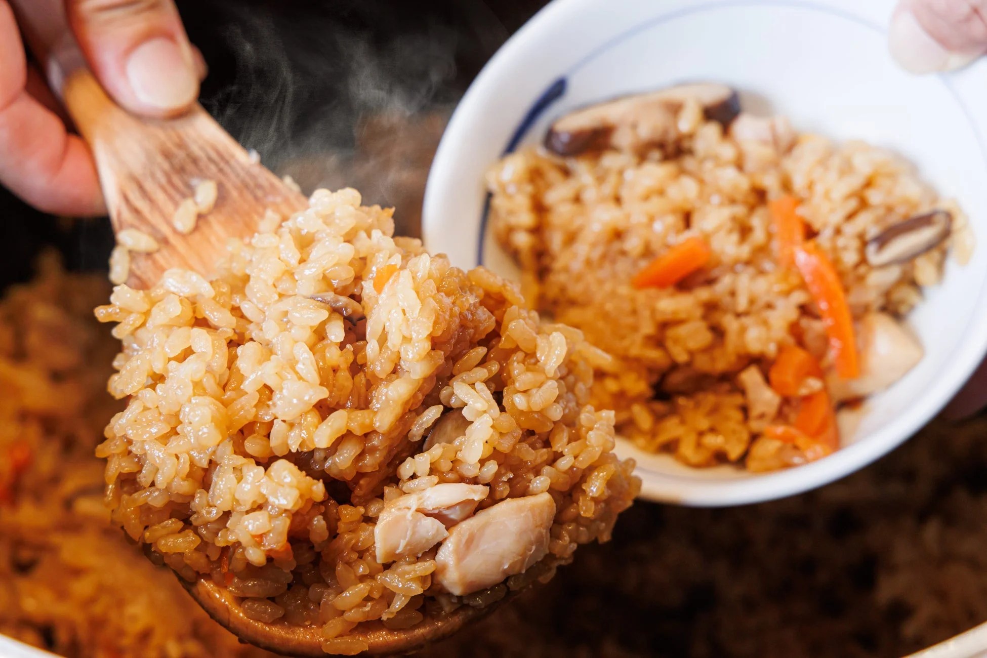 木杓子でよそわれる炊き込みご飯