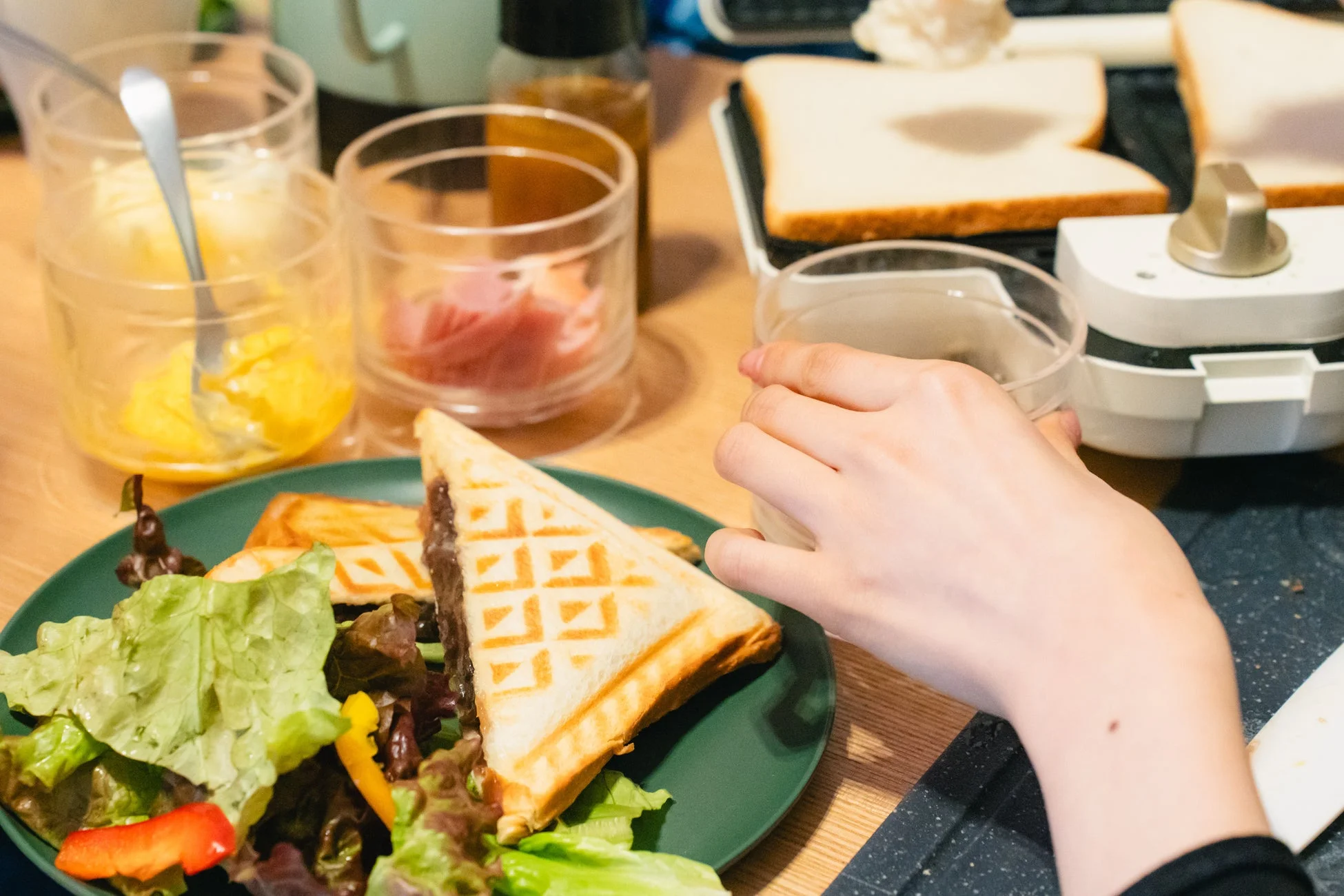 ホットサンドを準備している様子